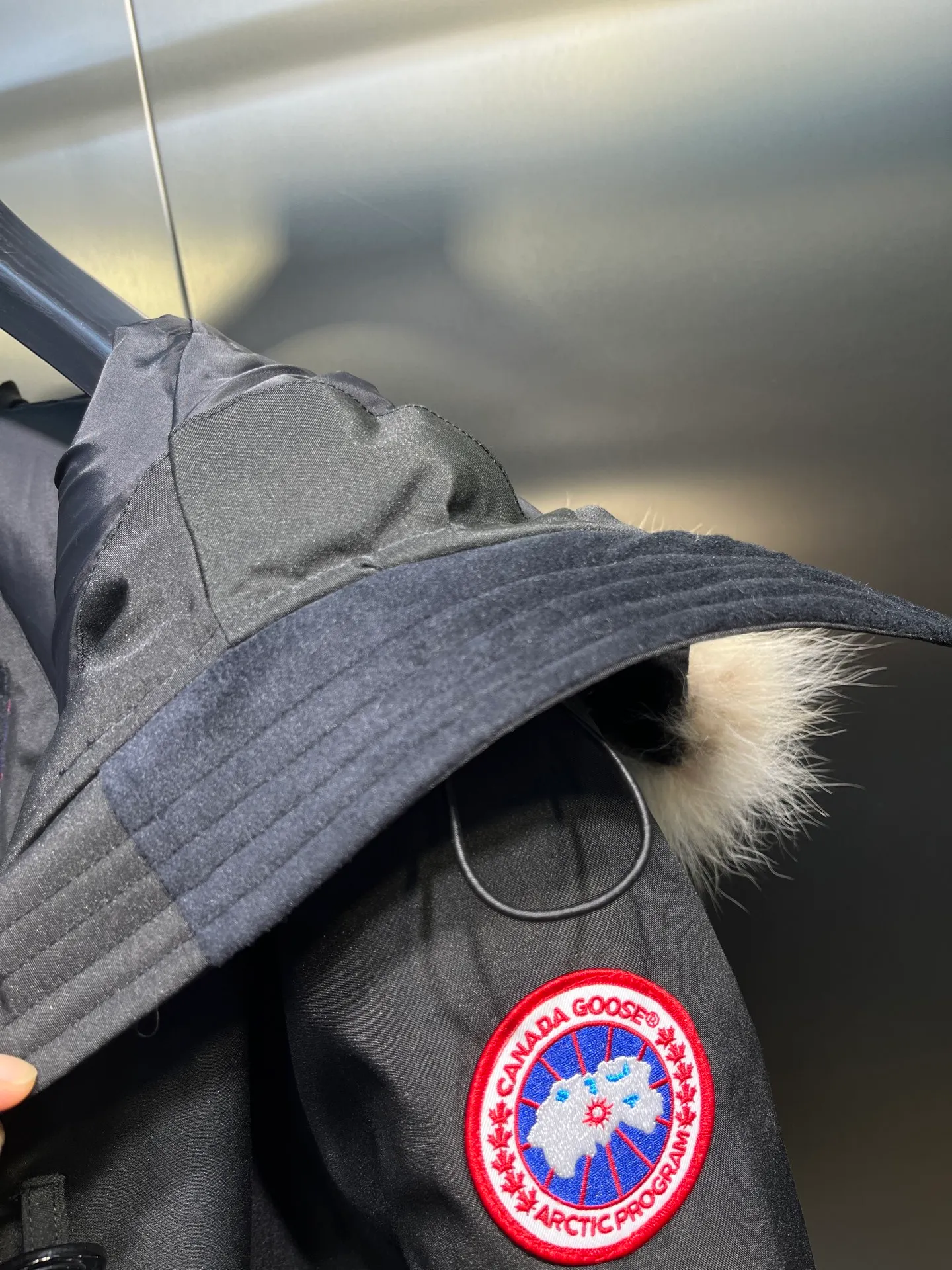 P860 Canada goose/Canada Goose 05 model 2580LA CANADA GOOSE/Canada Goose Rossclair parka women's down jacket, authentic original clothing molding, all accessories are custom-made from the original factory. This model is very unique. The zipper at the back can be opened to change into a dovetail style, with diagonal pockets and a layer of hidden pockets underneath. The official website has become a popular model. The softness and hardness of the fabric are compared with the genuine ones. It can be restored by kneading at will (fabric misunderstanding: fabrics with high hardness are not waterproof. Only those who buy the latest genuine version this year will notice the softness and comfort of the fabrics). The down is synchronized with the genuine white duck down. It is fluffy and not lumpy. The electronically controlled down charging machine is used to fill the zippers with customized genuine YKK zippers. High hardness and no lag. The fur collar is purchased from the same manufacturer as Wolf Hair. (Cooperative factory 2019 Canadian wolf skin auction and Big Goose official auction of wolf skin fur collars on the same site) All workmanship and wiring are controlled by workers with more than ten years of service. They must be horizontal and vertical, and are not crooked. The density of the inner wiring is more exquisite. Compare at will. Big goose label, collar label, washed label, hang tag, zipper rope, pocket label, back label, collar velvet, Velcro fasteners, all details of the cuffs are updated simultaneously with the original product, the best version, and the most complete color matching. The fighter in World 05 battles various world goods. Size: XS-XL